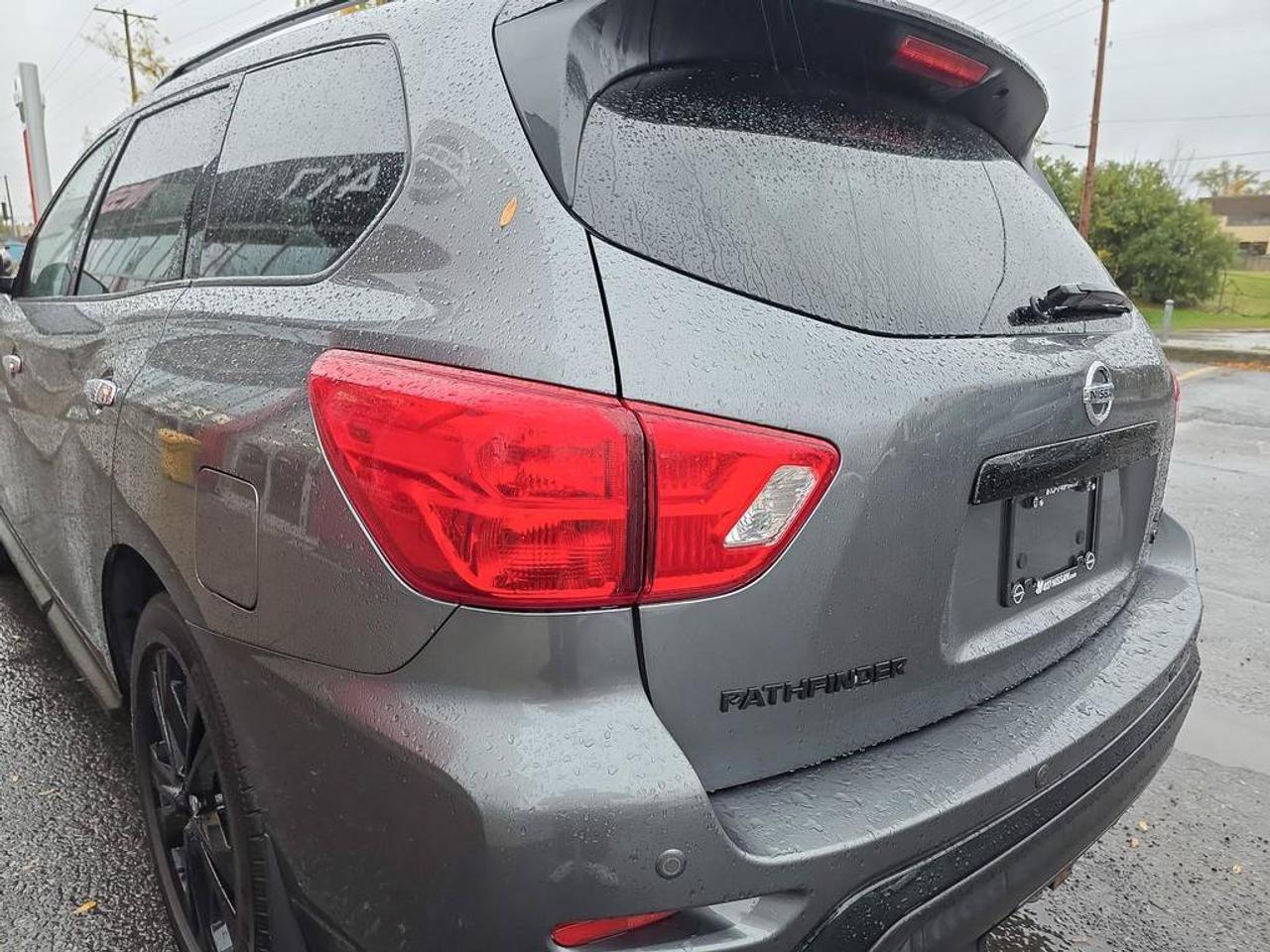 2018 Nissan Pathfinder SL Midnight Edition | 7 Seats | 3rd Row | Heated Seats | Photo