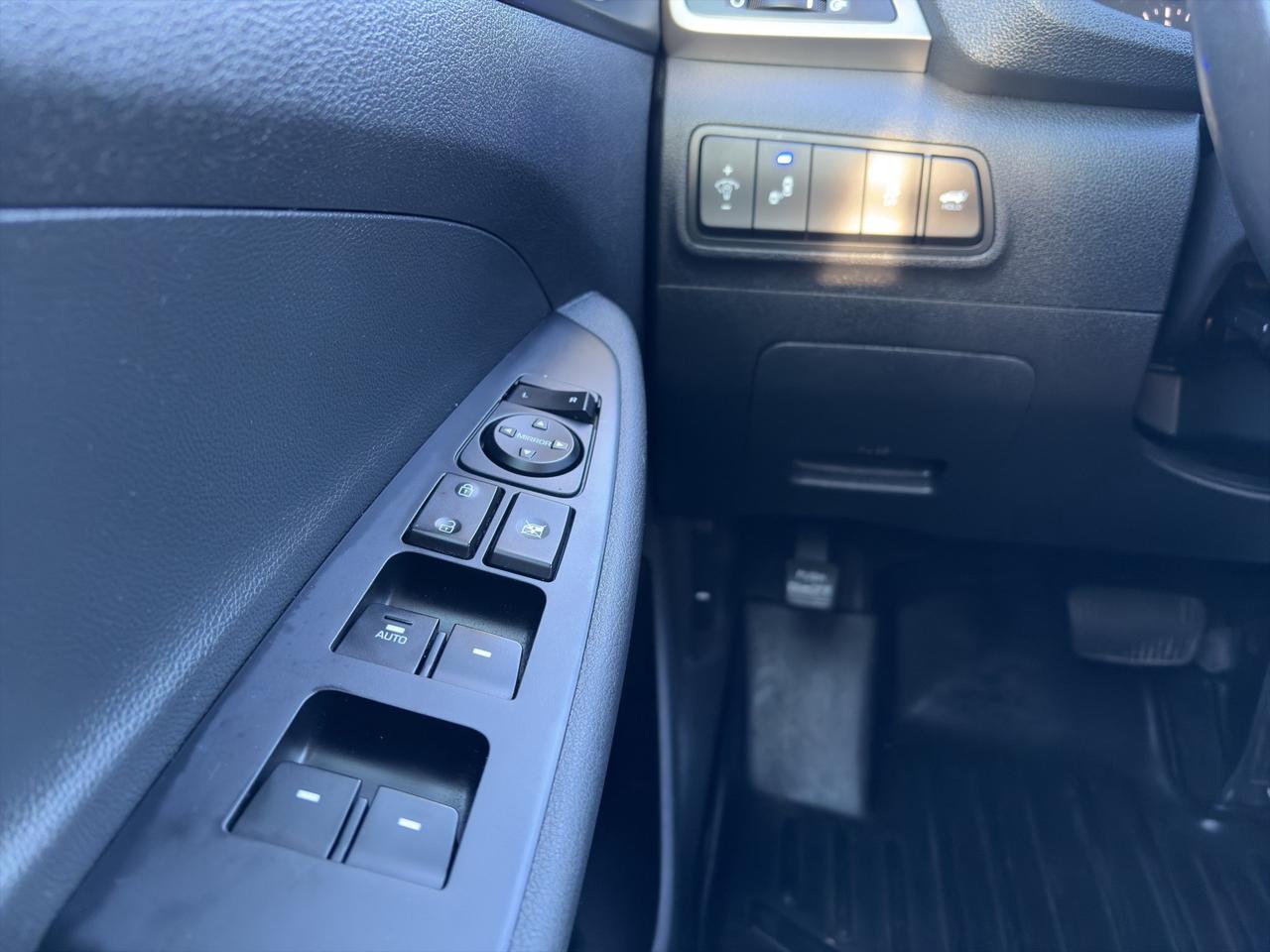 2017 Hyundai Tucson Luxury | Blind Sport Monitor | Rear Parking Aid | Cross-Traffic Alert | Keyless Entry Photo