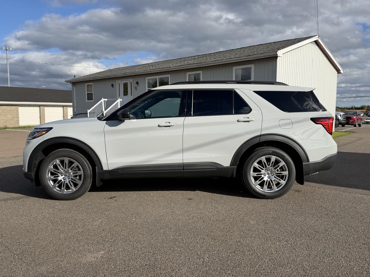 2027 Ford Explorer Active w/200A Pkg 4WD Photo3