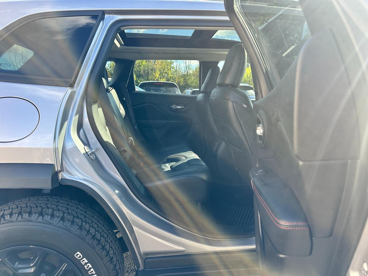 2020 Jeep Cherokee TrailhawkElite4x4 HTD/CLD-LTH PanoRoof PwrGate NAV Photo