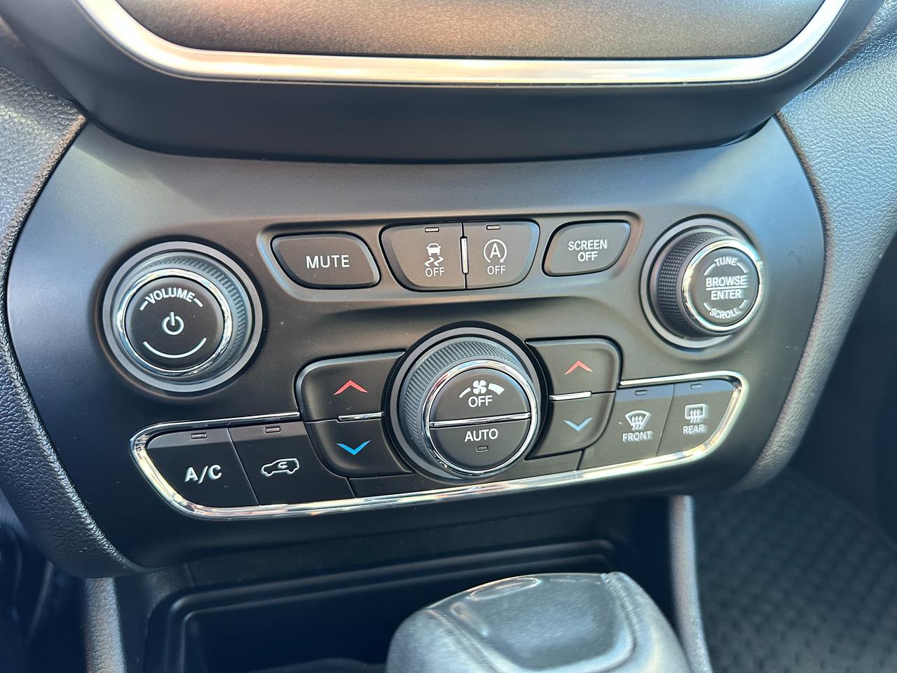2020 Jeep Cherokee TrailhawkElite4x4 HTD/CLD-LTH PanoRoof PwrGate NAV Photo