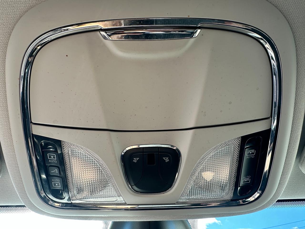 2020 Jeep Cherokee TrailhawkElite4x4 HTD/CLD-LTH PanoRoof PwrGate NAV Photo