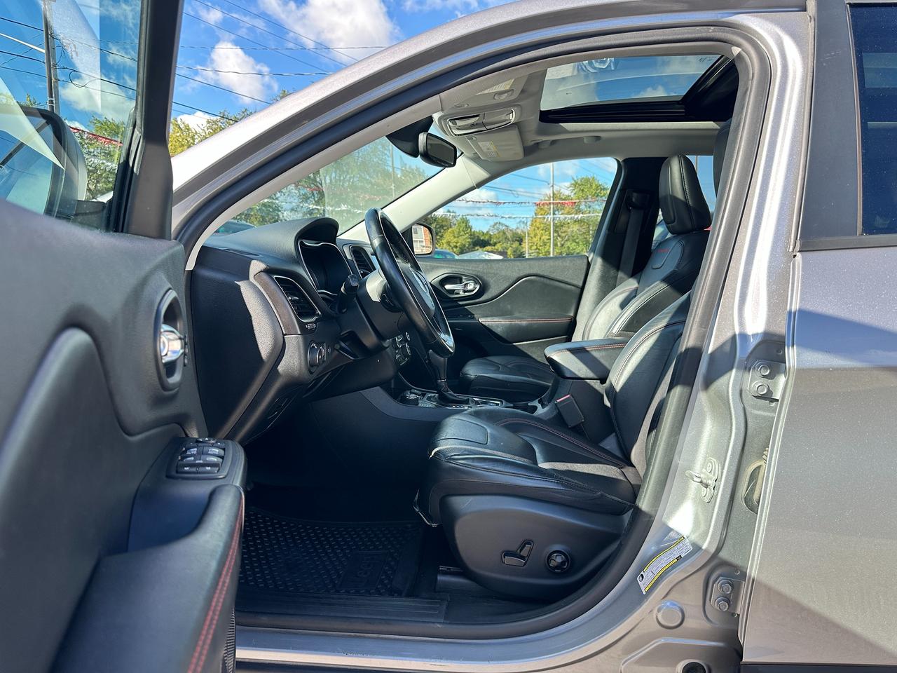 2020 Jeep Cherokee TrailhawkElite4x4 HTD/CLD-LTH PanoRoof PwrGate NAV Photo