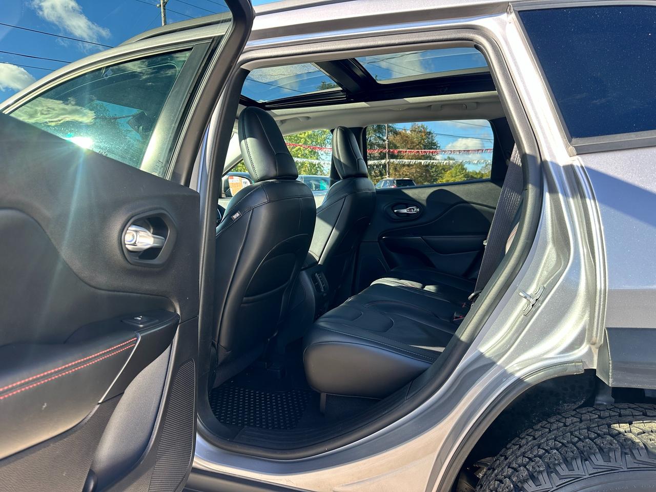 2020 Jeep Cherokee TrailhawkElite4x4 HTD/CLD-LTH PanoRoof PwrGate NAV Photo
