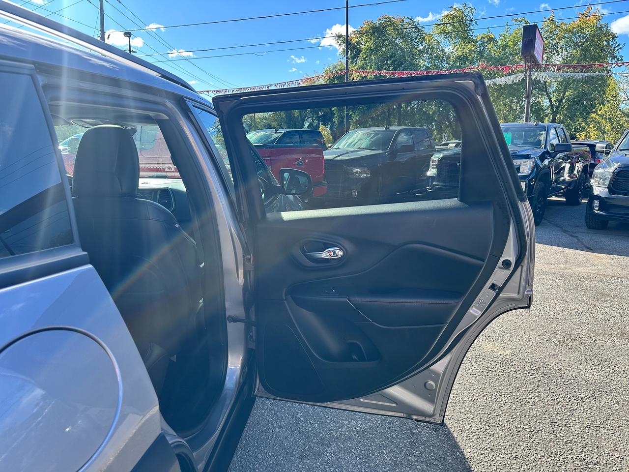 2020 Jeep Cherokee TrailhawkElite4x4 HTD/CLD-LTH PanoRoof PwrGate NAV Photo