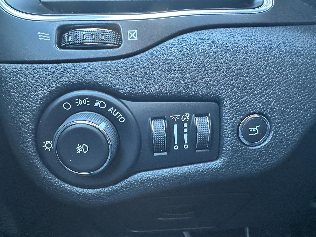 2020 Jeep Cherokee TrailhawkElite4x4 HTD/CLD-LTH PanoRoof PwrGate NAV Photo