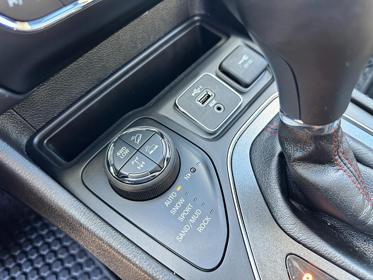 2020 Jeep Cherokee TrailhawkElite4x4 HTD/CLD-LTH PanoRoof PwrGate NAV Photo