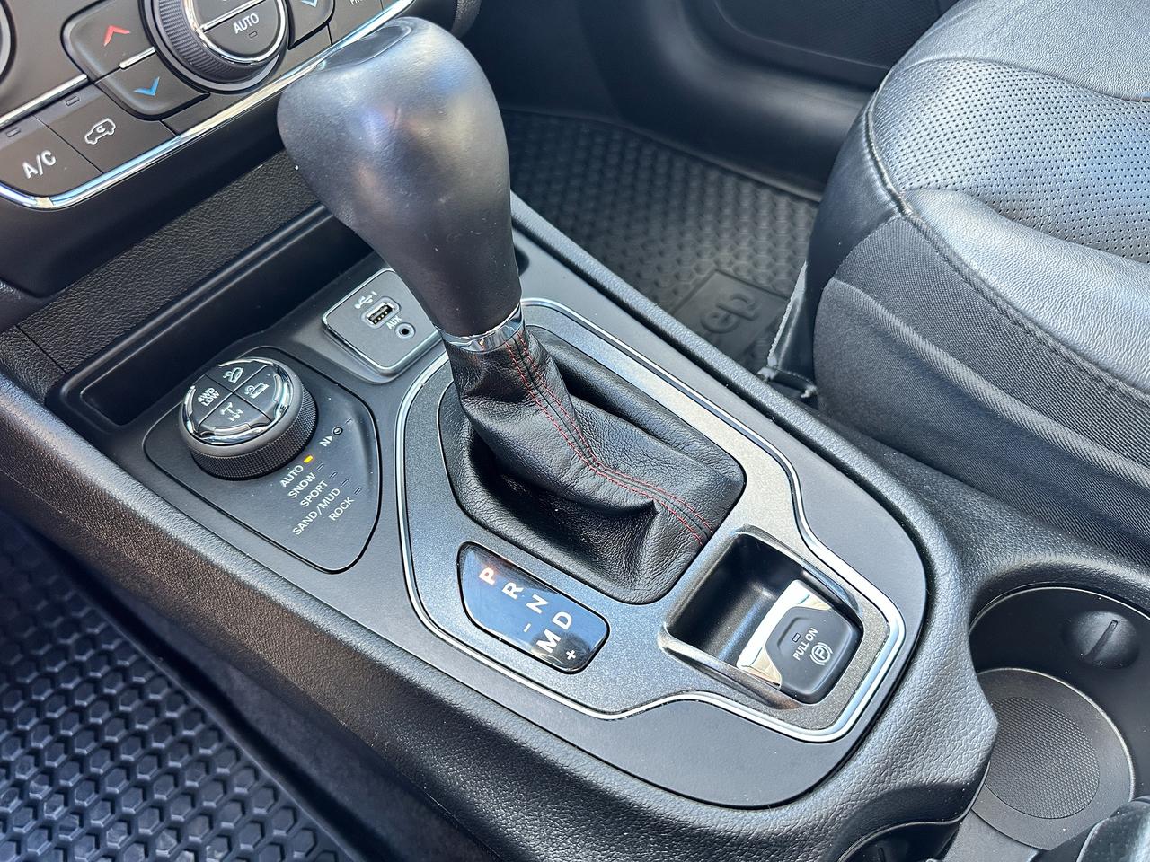 2020 Jeep Cherokee TrailhawkElite4x4 HTD/CLD-LTH PanoRoof PwrGate NAV Photo