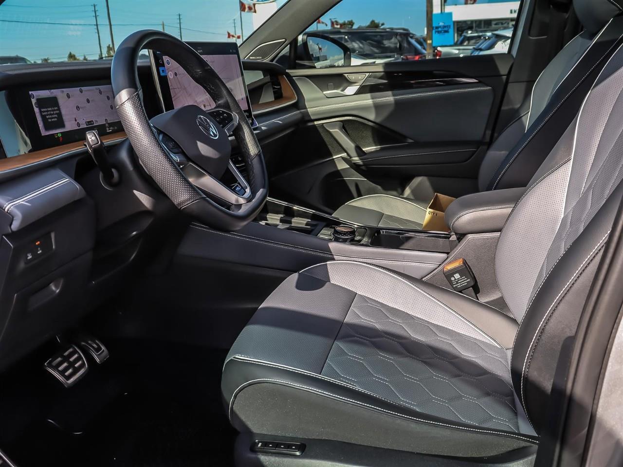 2025 Volkswagen Tiguan Highline R-Line Leather | Roof | Alloy | Photo