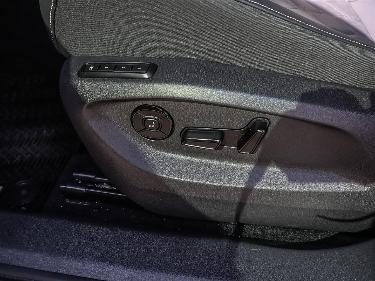 2025 Volkswagen Tiguan Highline R-Line Leather | Roof | Alloy | Photo