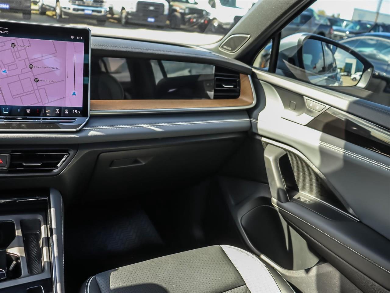 2025 Volkswagen Tiguan Highline R-Line Leather | Roof | Alloy | Photo