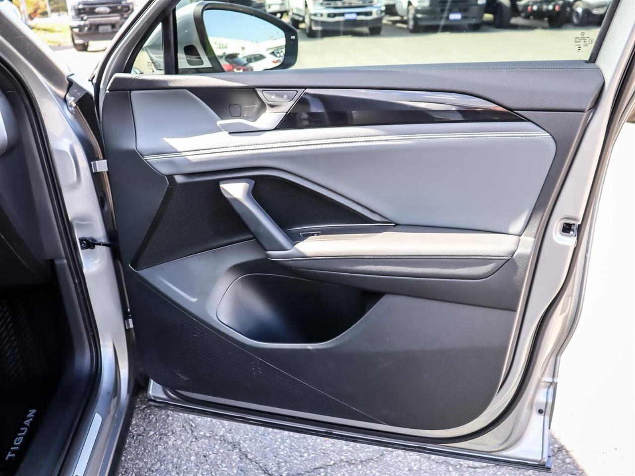 2025 Volkswagen Tiguan Highline R-Line Leather | Roof | Alloy | Photo