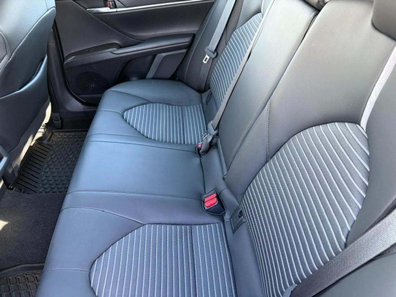 2022 Toyota Camry SE Photo3