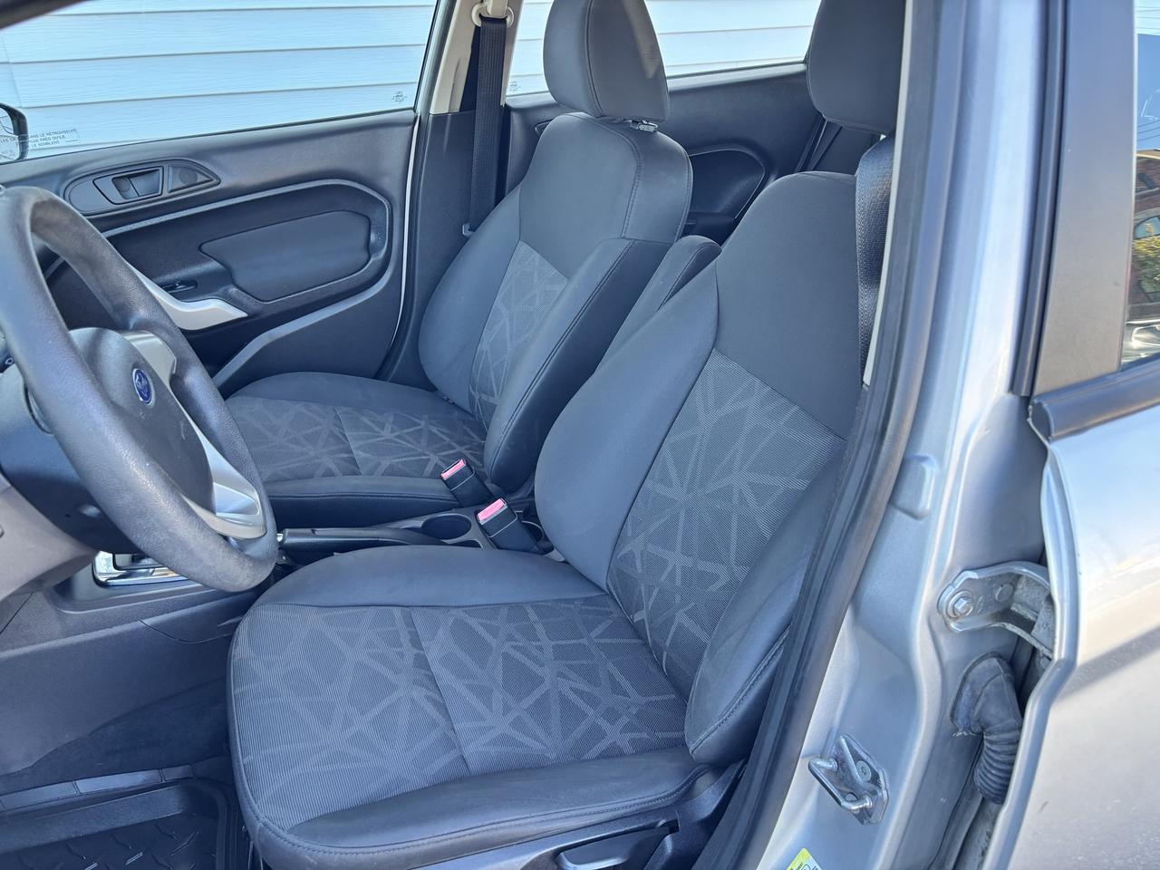 2012 Ford Fiesta SE ** HTD SEATS, NEW TIRES ** Photo