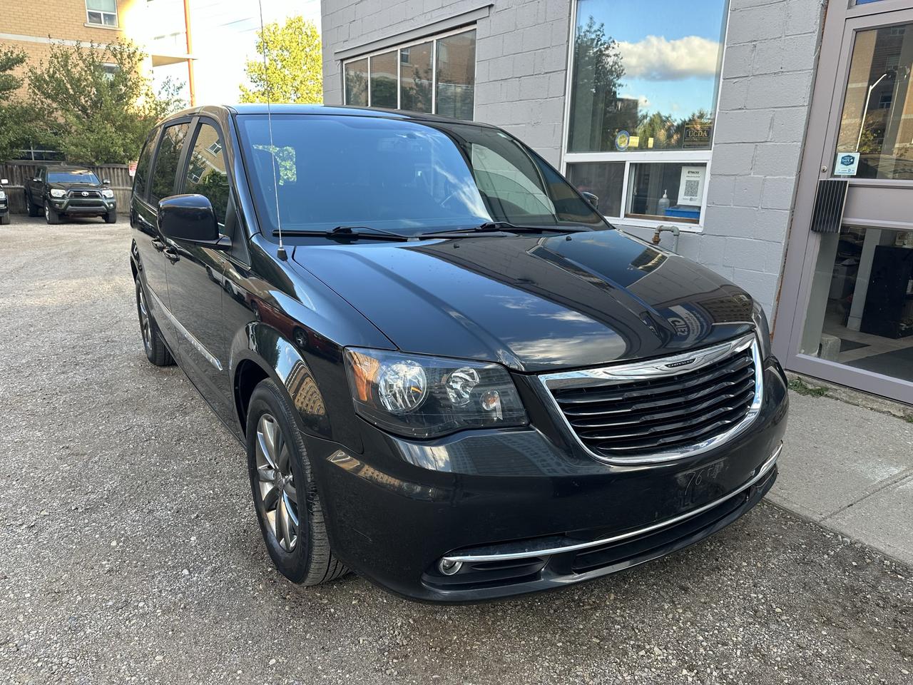 Black 2016 Chrysler Town & Country Minivan Front-Wheel Drive Automatic