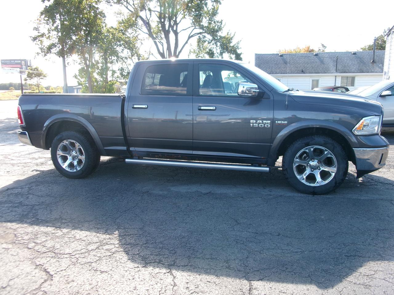 2018 RAM 1500 Laramie Crew Cab 4X4 Photo2