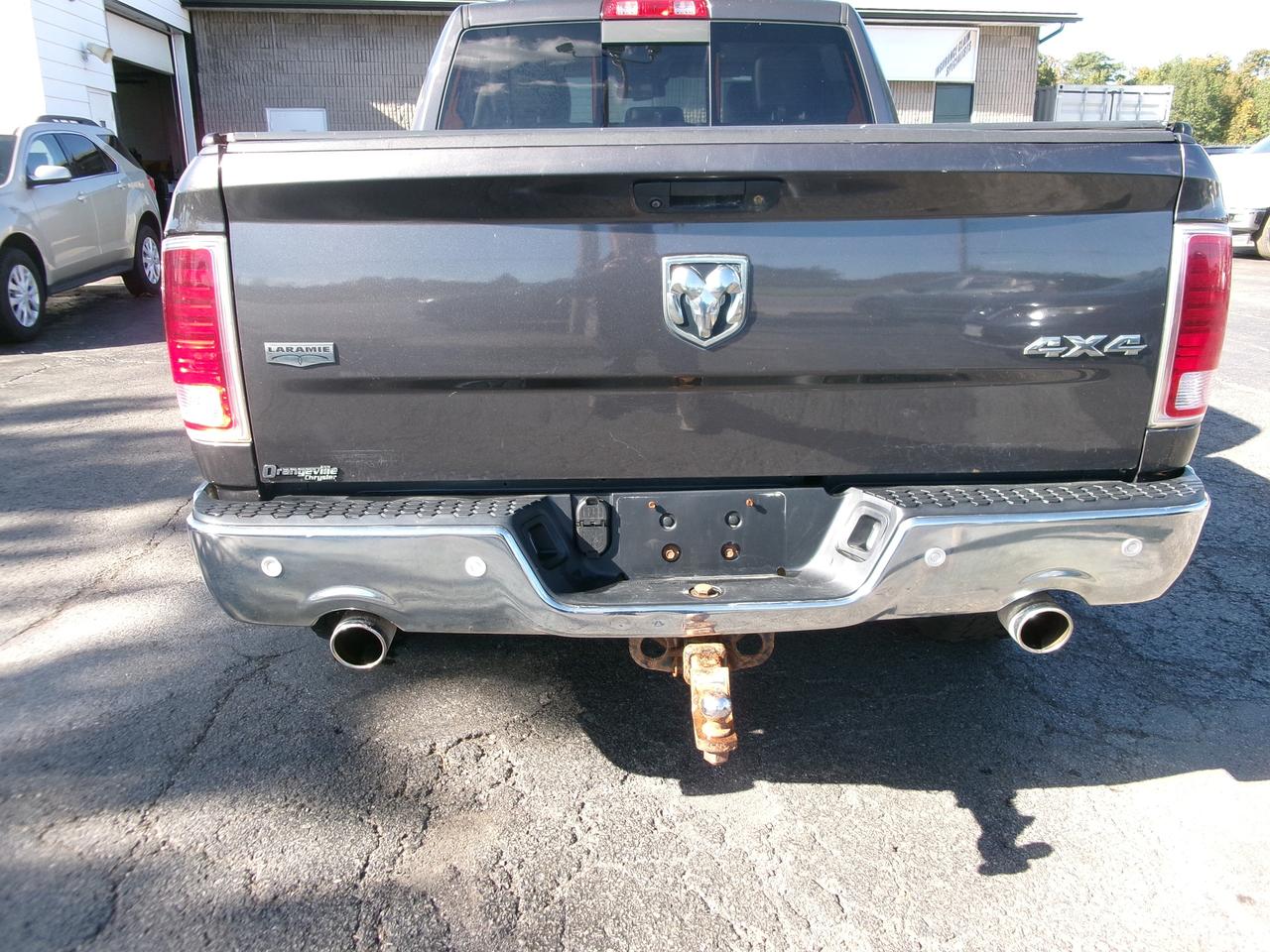 2018 RAM 1500 Laramie Crew Cab 4X4 Photo3