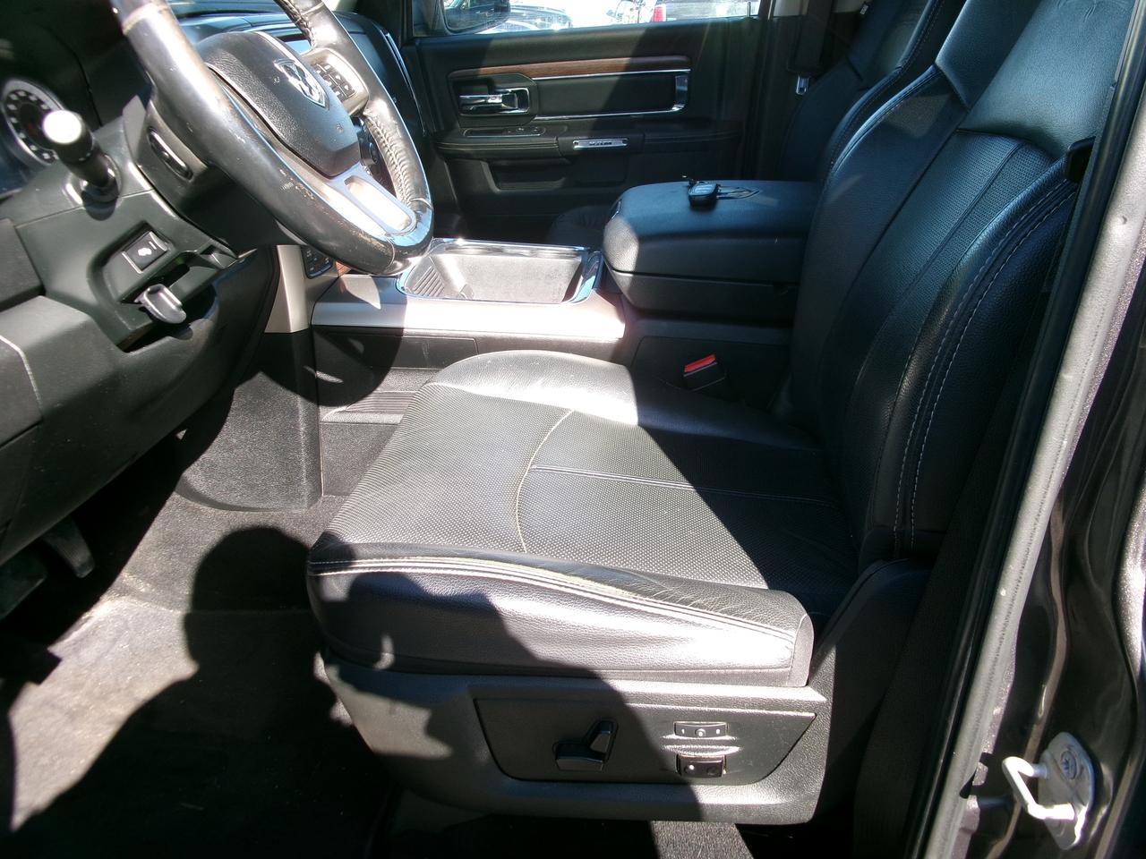 2018 RAM 1500 Laramie Crew Cab 4X4 Photo4