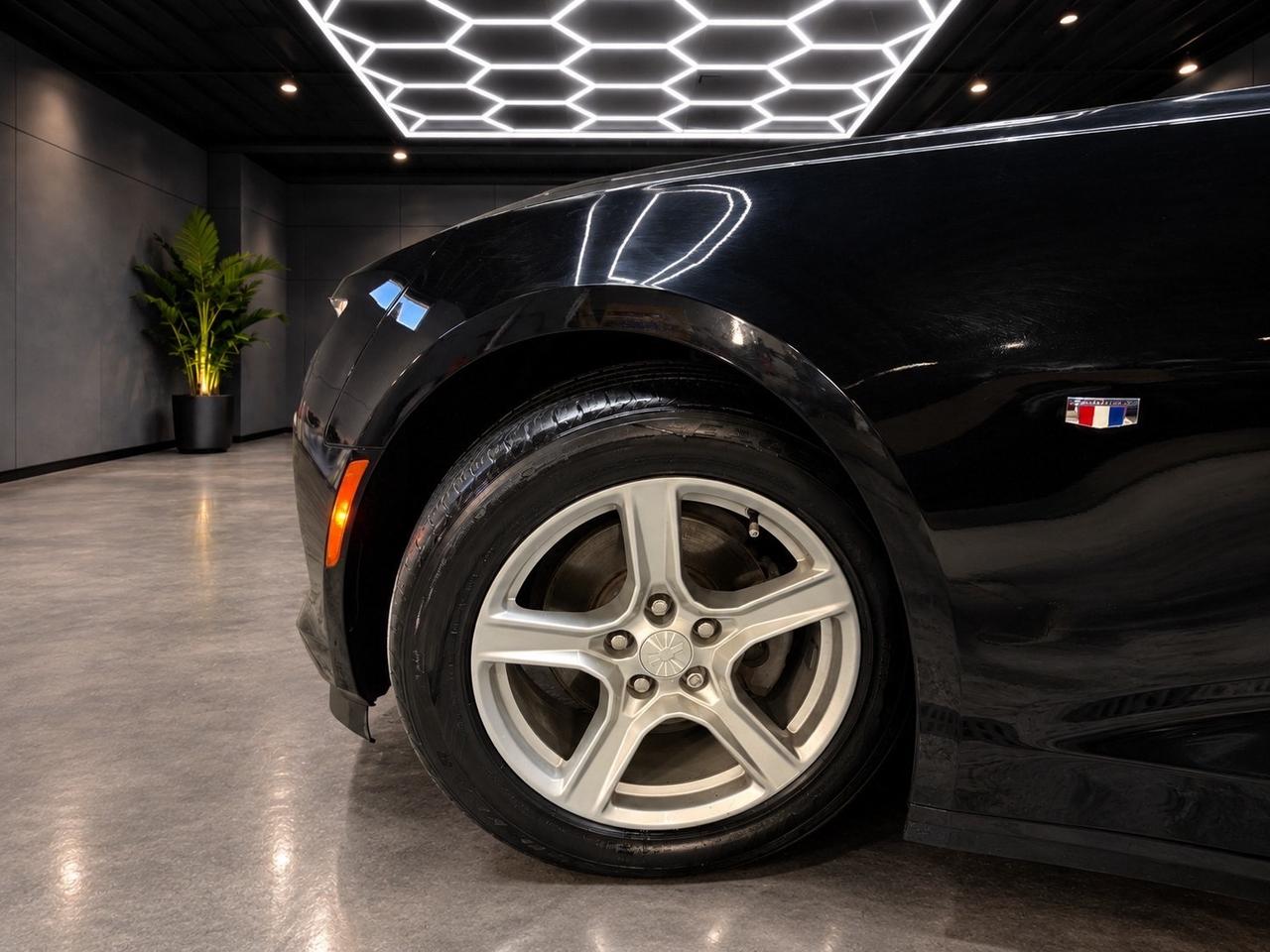 2017 Chevrolet Camaro 2dr Cpe 1LT RWD Photo4