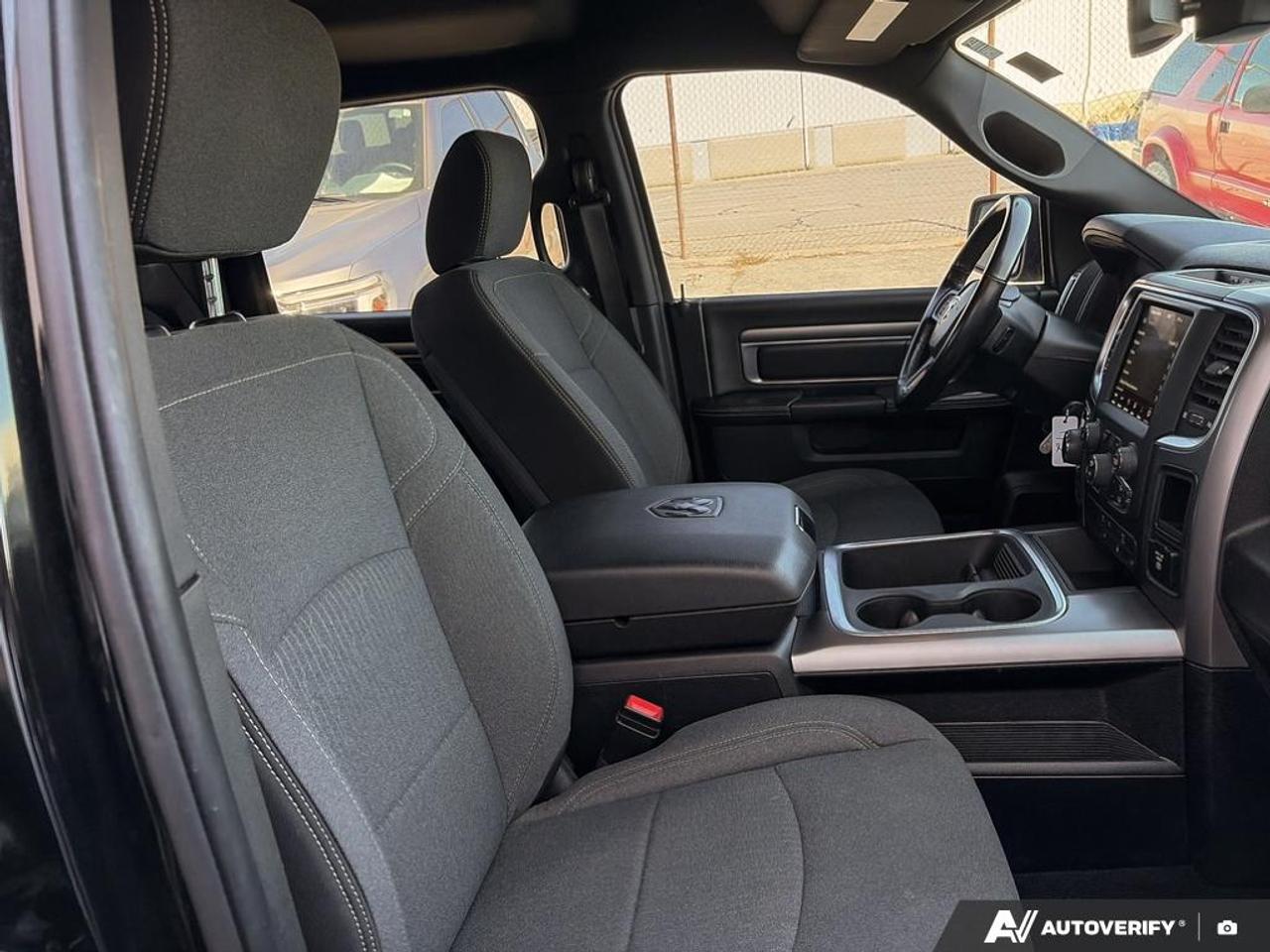 2021 RAM 1500 Classic SLT HEMI 4X4 | TONNEAU COVER Photo