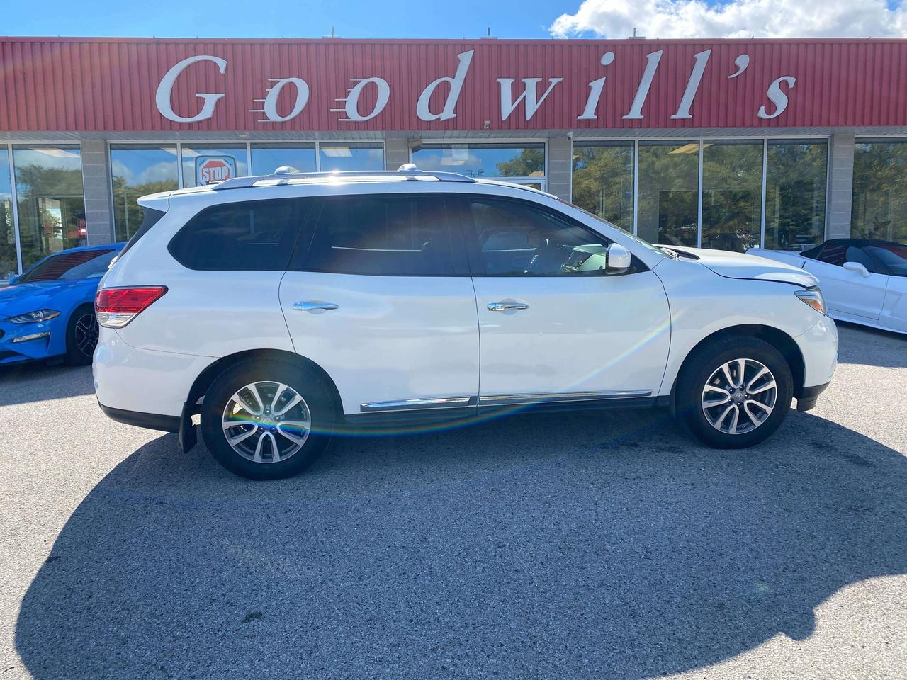 2014 Nissan Pathfinder S, SOLD AS IS, NOT INSPECTED FOR SAFETY EXPENSES Photo