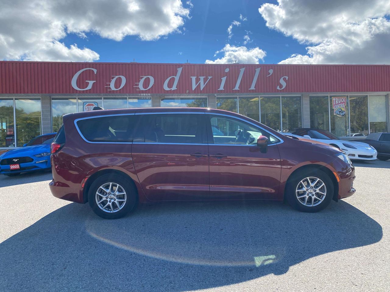 2022 Dodge Grand Caravan SXT, CLEAN CARFAX, POWER DOORS, REMOTE START! - Photo #1