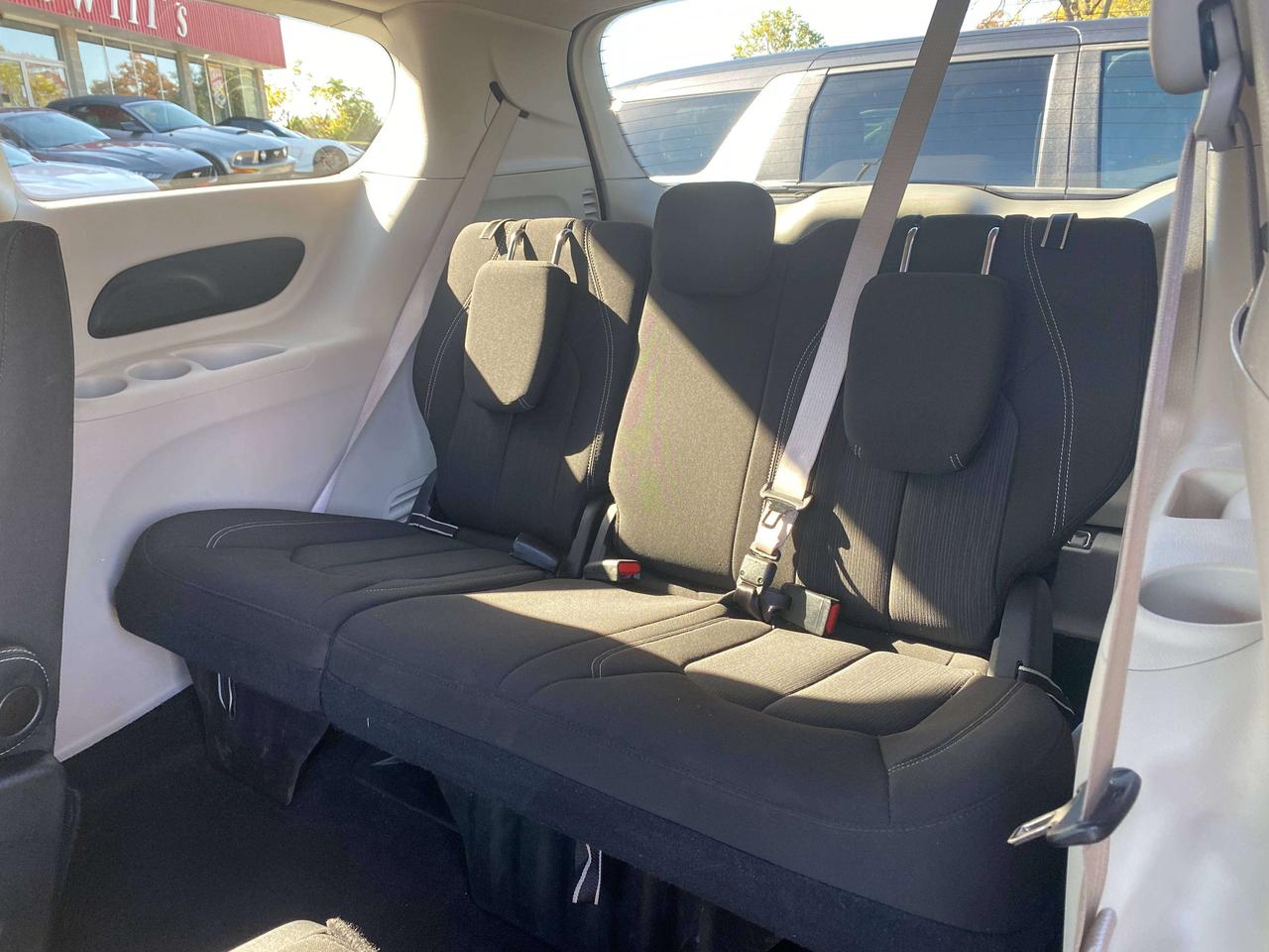 2022 Dodge Grand Caravan SXT, CLEAN CARFAX, POWER DOORS, REMOTE START! - Photo #20