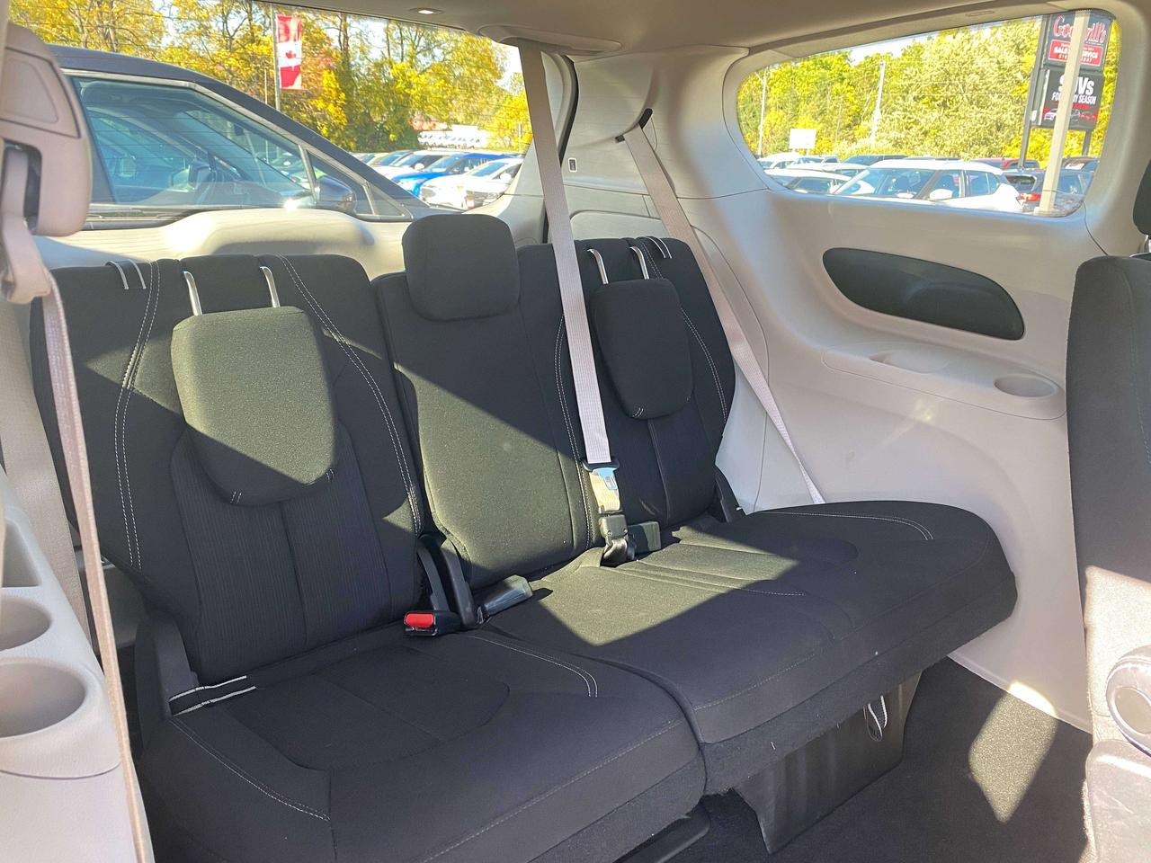2022 Dodge Grand Caravan SXT, CLEAN CARFAX, POWER DOORS, REMOTE START! Photo