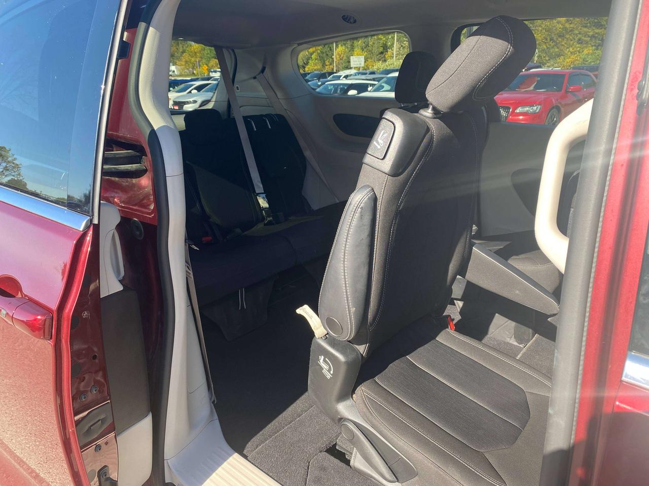 2022 Dodge Grand Caravan SXT, CLEAN CARFAX, POWER DOORS, REMOTE START! Photo
