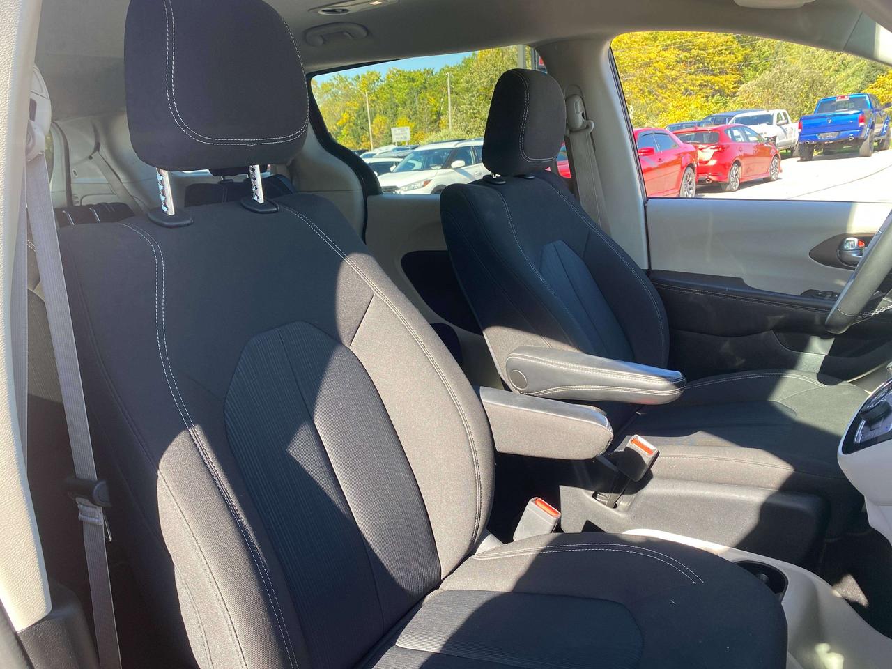 2022 Dodge Grand Caravan SXT, CLEAN CARFAX, POWER DOORS, REMOTE START! Photo