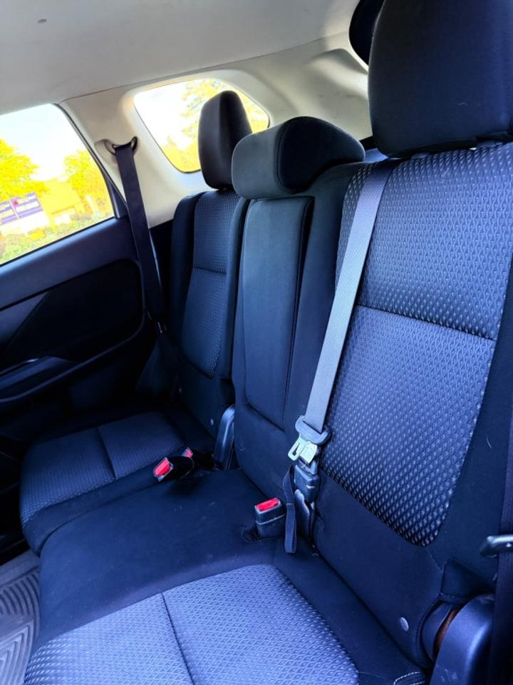 2018 Mitsubishi Outlander ES 4dr Front-wheel Drive CVT Photo