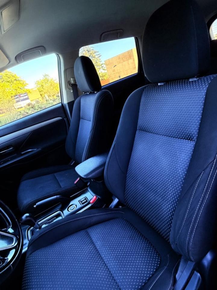 2018 Mitsubishi Outlander ES 4dr Front-wheel Drive CVT Photo