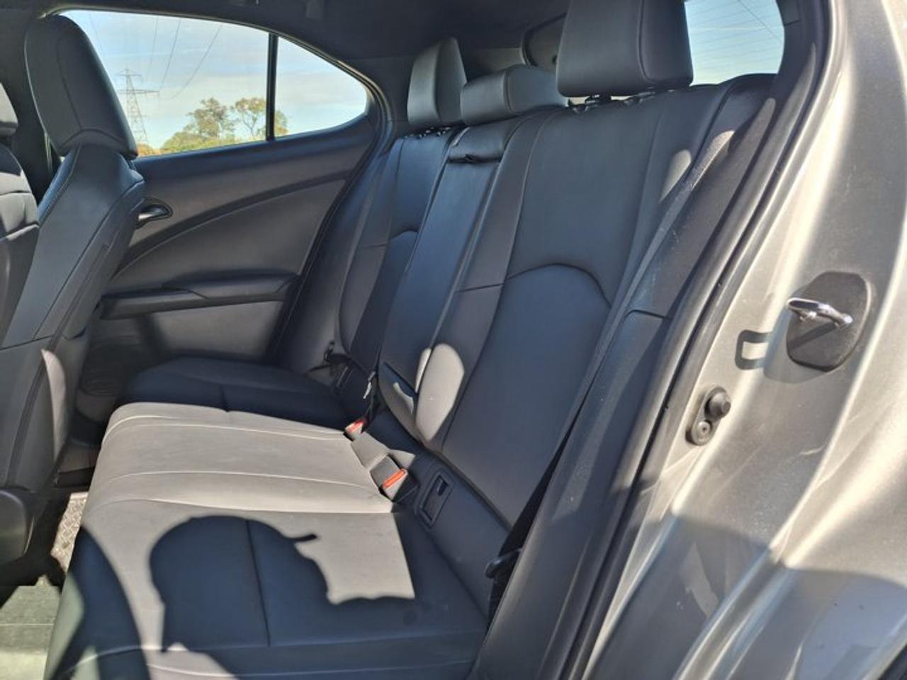 2021 Lexus UX UX 250h AWD | Hybrid | Luxury Pkg | Leather | Sunroof | Nav | HUD | Power Liftgate | and More ! Photo