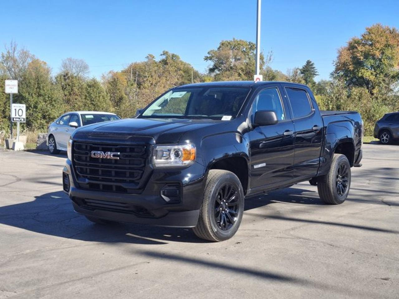 2022 GMC Canyon 2WD Elevation Standard Crew Cab V6 | 18" Black Alloys | Convenience PKG | and Much More ! Photo0