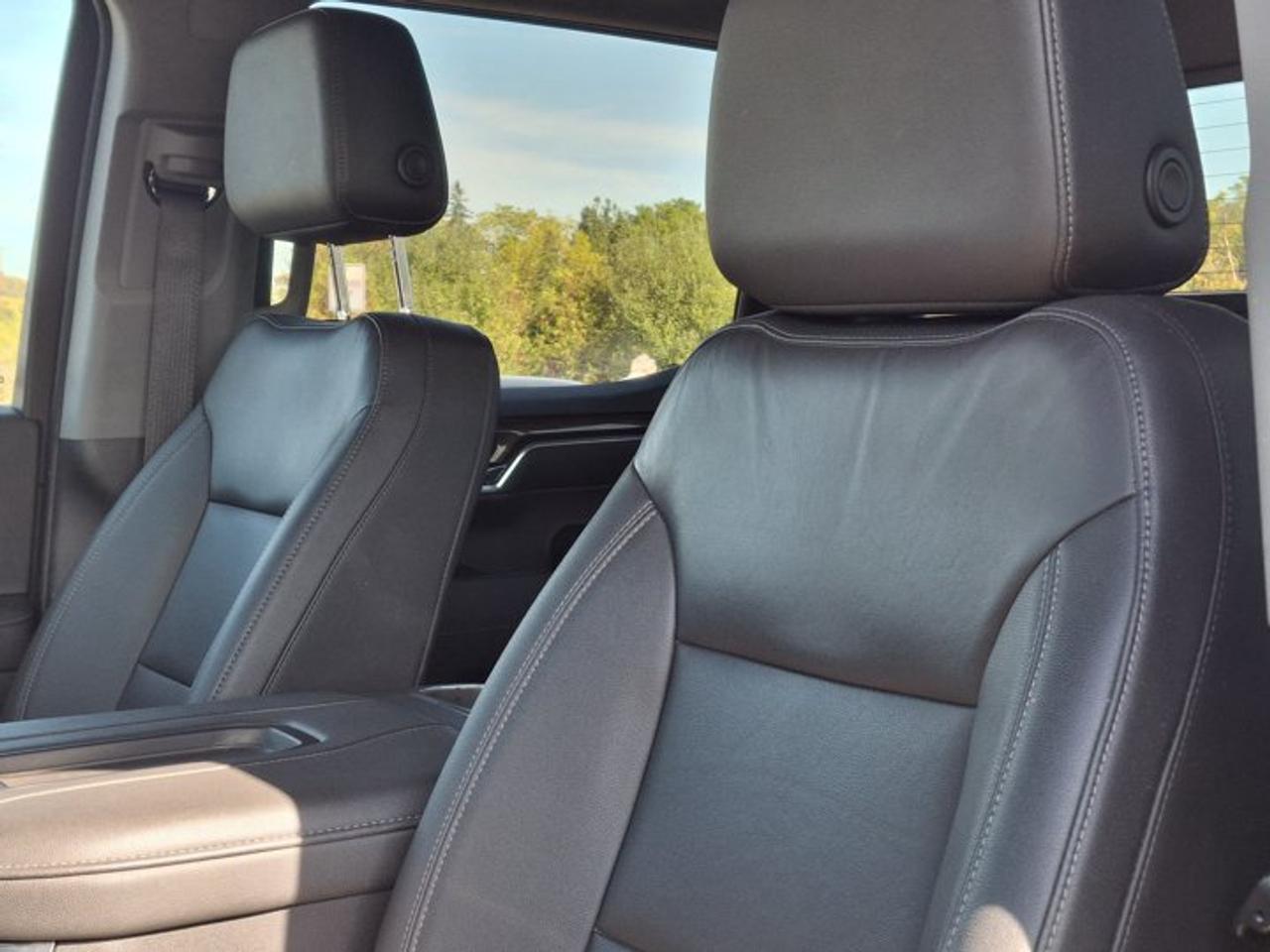 2022 Chevrolet Silverado 1500 RST Crew 4X4 | Leather | Sunroof | Z71 | Power/Heated Tow Mirrors | Heated Wheel + Seats | and More! Photo
