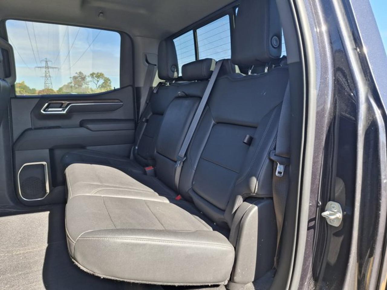 2022 Chevrolet Silverado 1500 RST Crew 4X4 | Leather | Sunroof | Z71 | Power/Heated Tow Mirrors | Heated Wheel + Seats | and More! Photo
