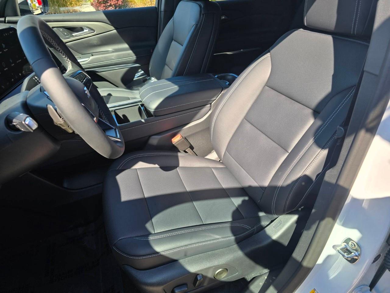 2027 Chevrolet Traverse AWD 4dr LT Photo3