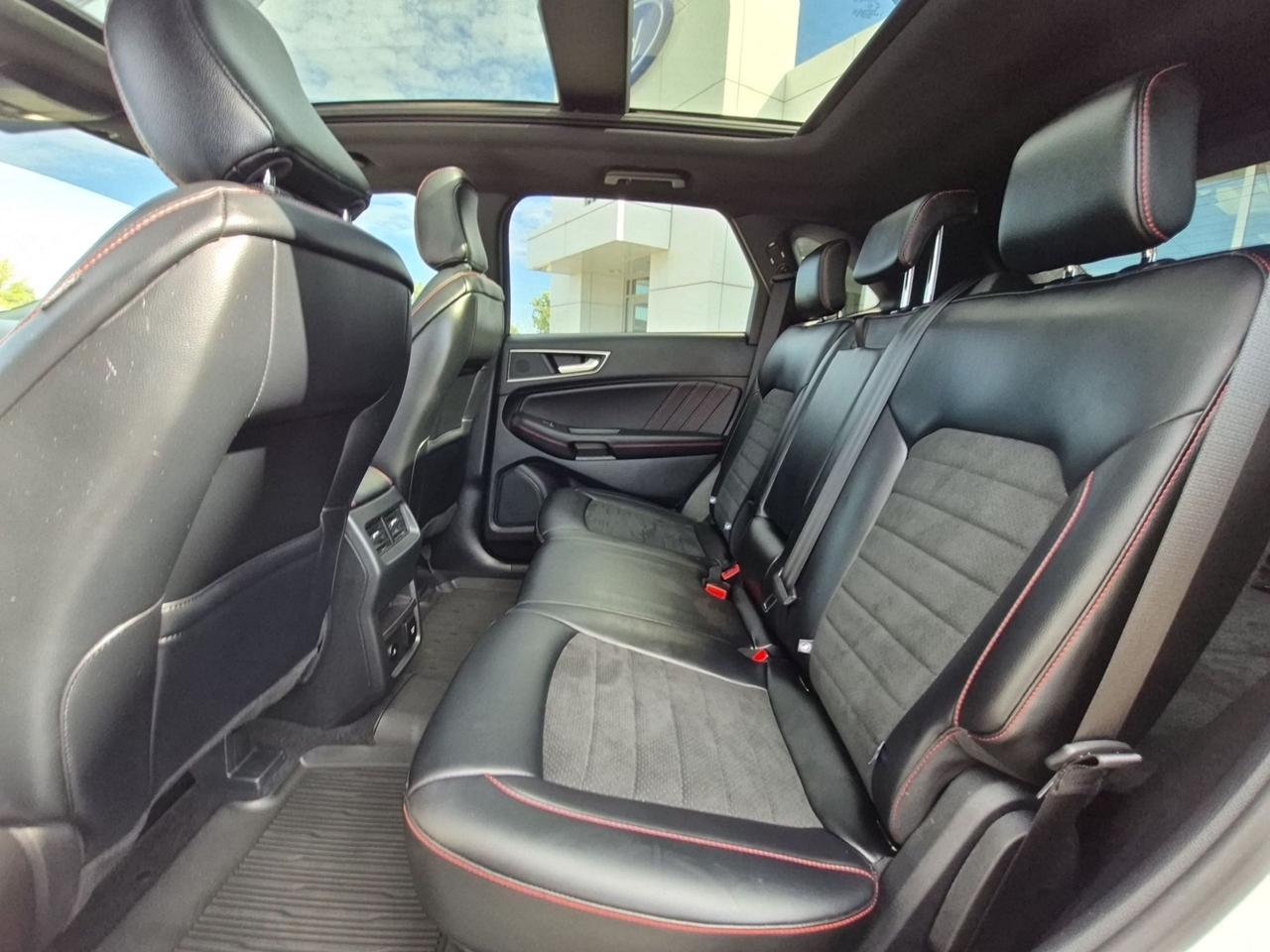 2024 Ford Edge LOCAL TRADE! LOW KM'S! MINT!HEATED WHEEL AND SEATS Photo4