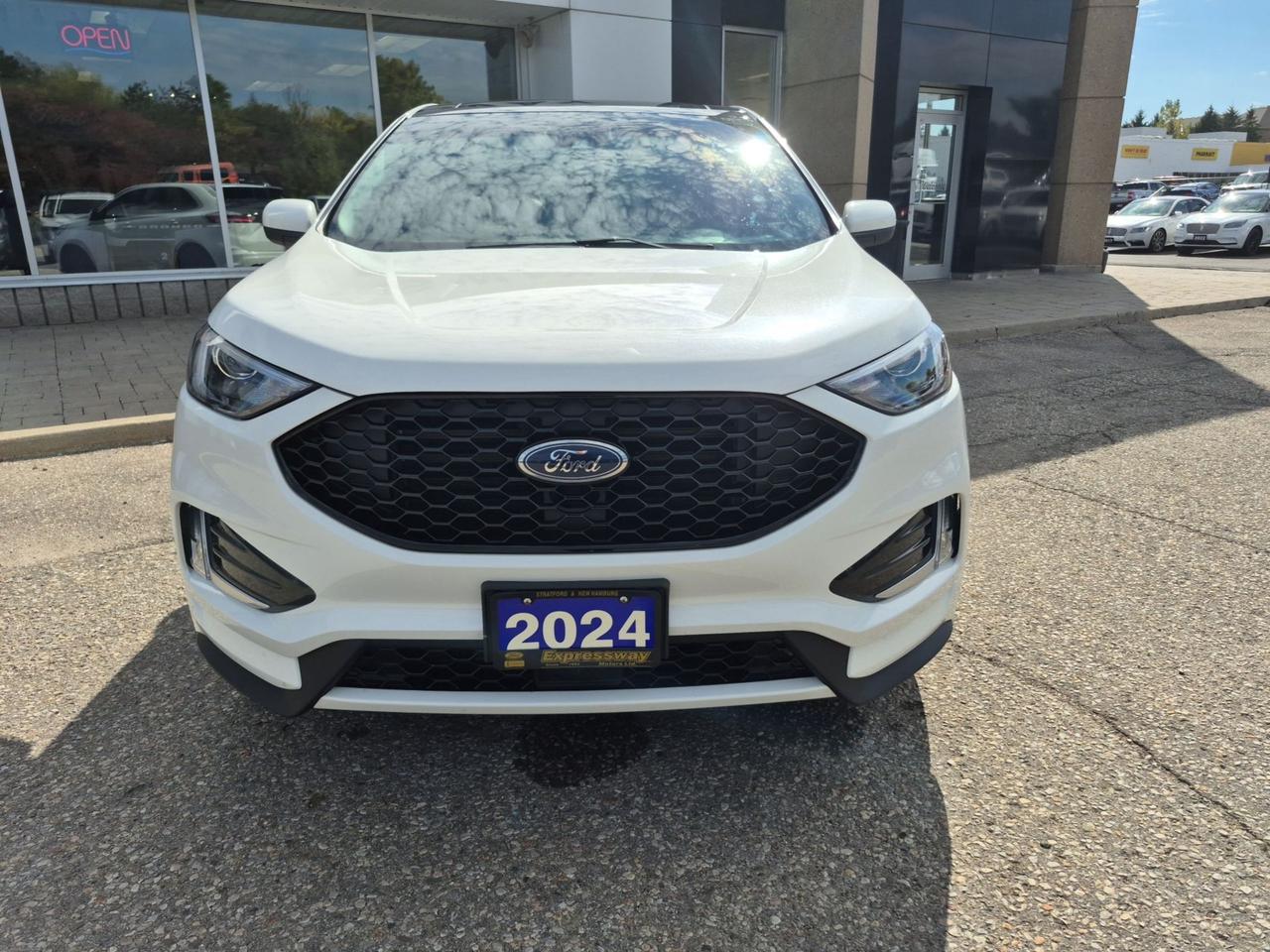 2024 Ford Edge LOCAL TRADE! LOW KM'S! MINT!HEATED WHEEL AND SEATS Photo1