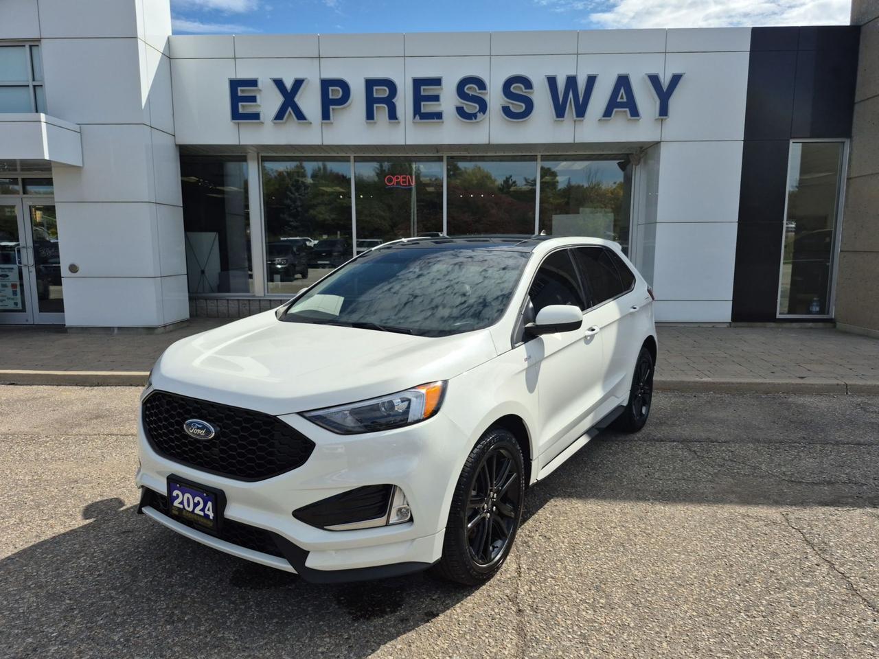 2024 Ford Edge LOCAL TRADE! LOW KM'S! MINT!HEATED WHEEL AND SEATS Photo