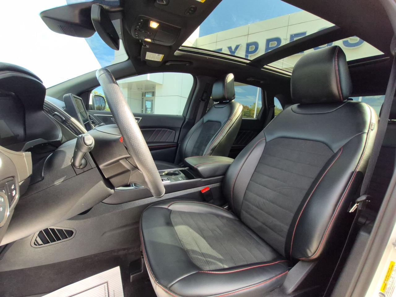2024 Ford Edge LOCAL TRADE! LOW KM'S! MINT!HEATED WHEEL AND SEATS Photo