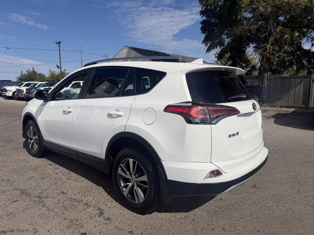2018 Toyota RAV4 XLE | AWD | Sunroof Photo4