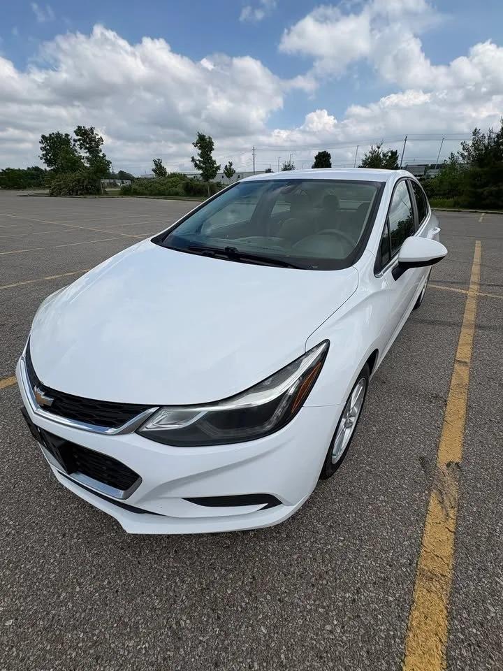 2017 Chevrolet Cruze LT Photo1