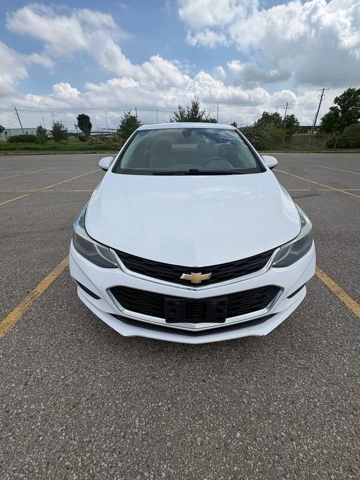 2017 Chevrolet Cruze LT Photo2