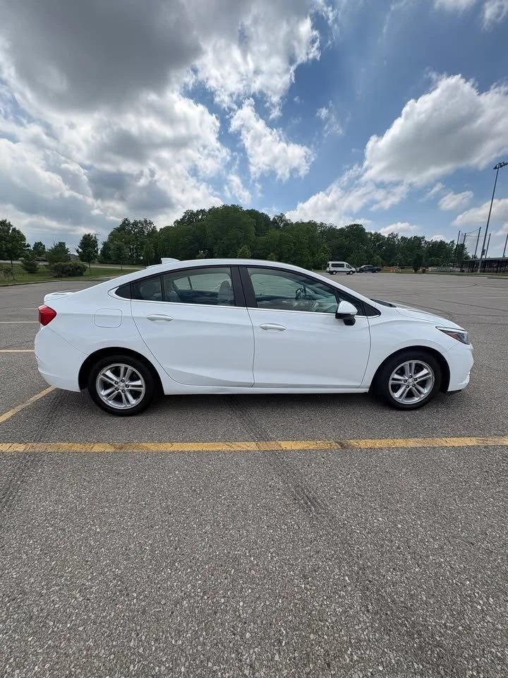 2017 Chevrolet Cruze LT Photo4