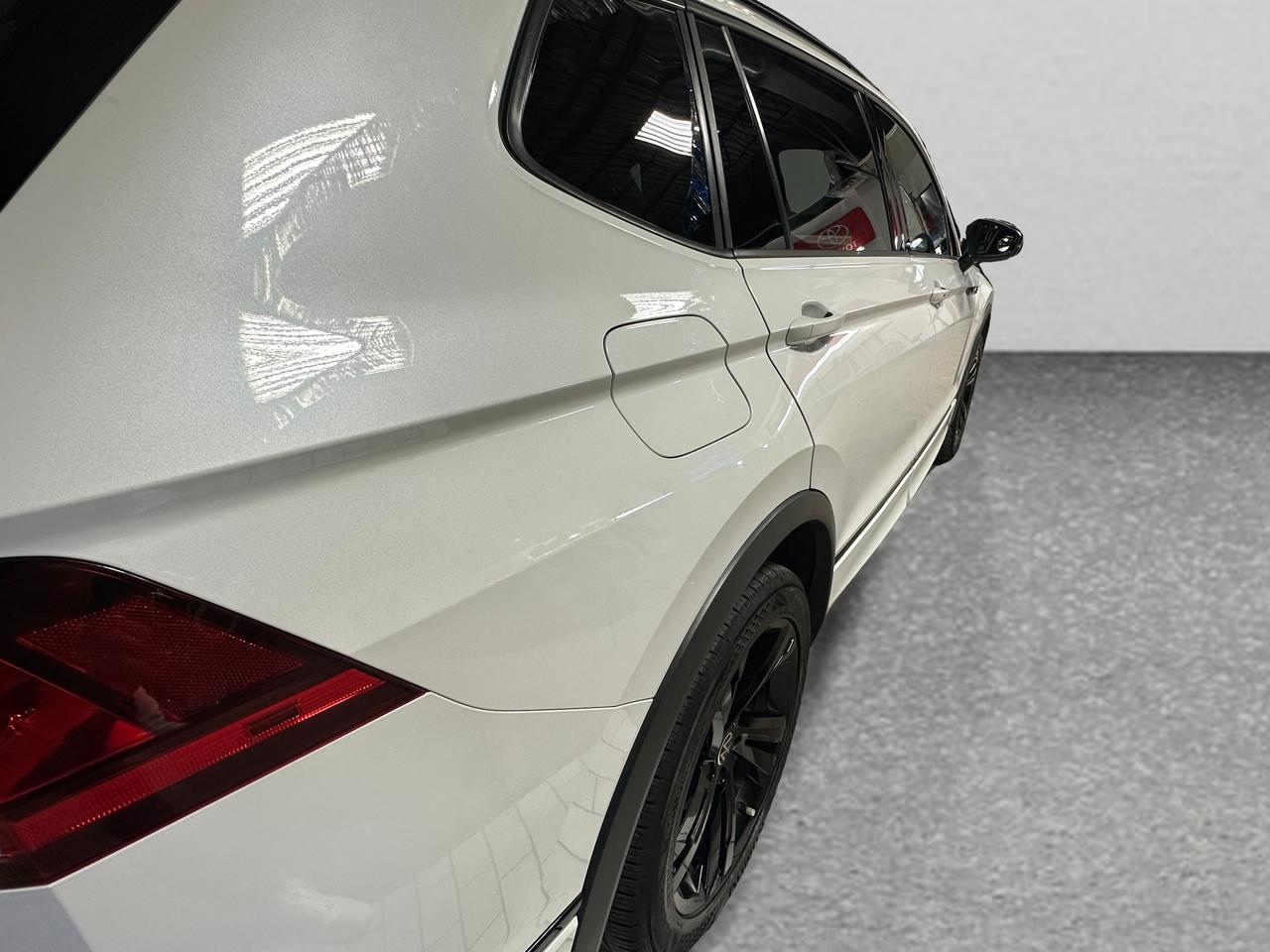 2023 Volkswagen Tiguan Comfortline R-Line Black Edition | Clean Carfax | Photo