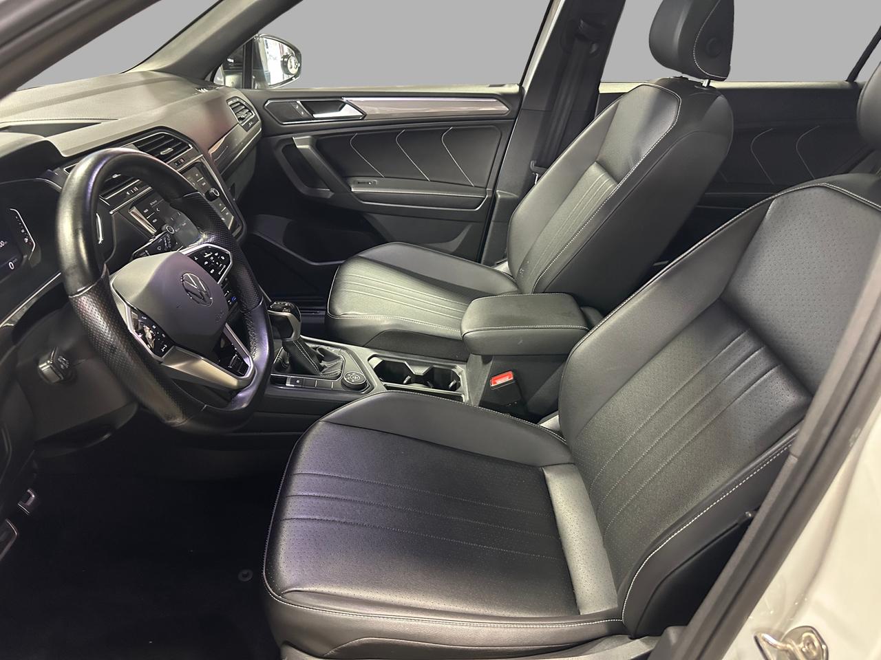 2023 Volkswagen Tiguan Comfortline R-Line Black Edition | Clean Carfax | Photo