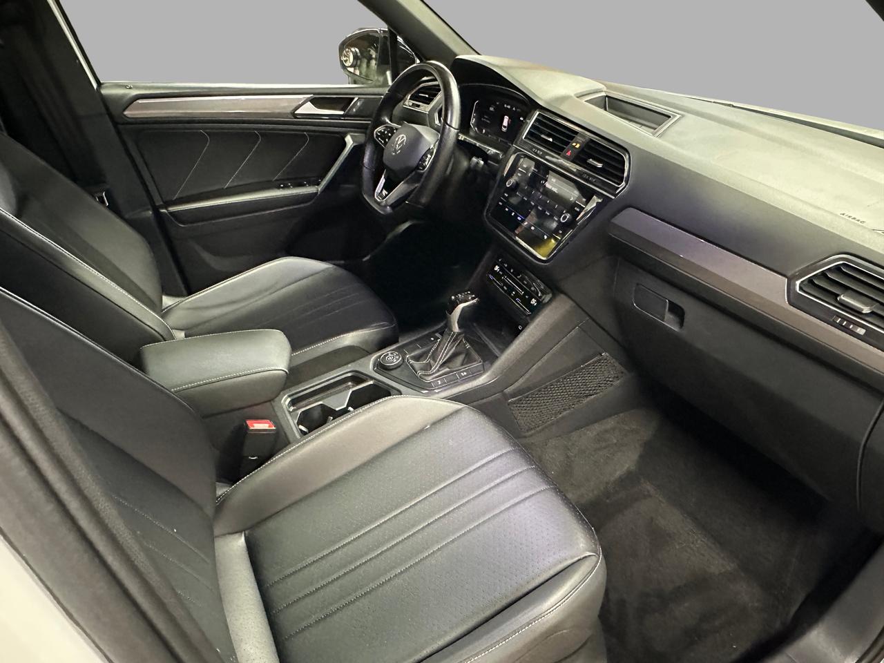 2023 Volkswagen Tiguan Comfortline R-Line Black Edition | Clean Carfax | Photo