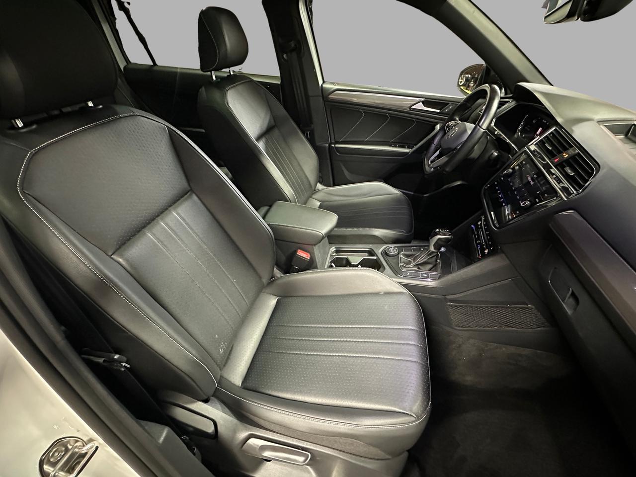 2023 Volkswagen Tiguan Comfortline R-Line Black Edition | Clean Carfax | Photo
