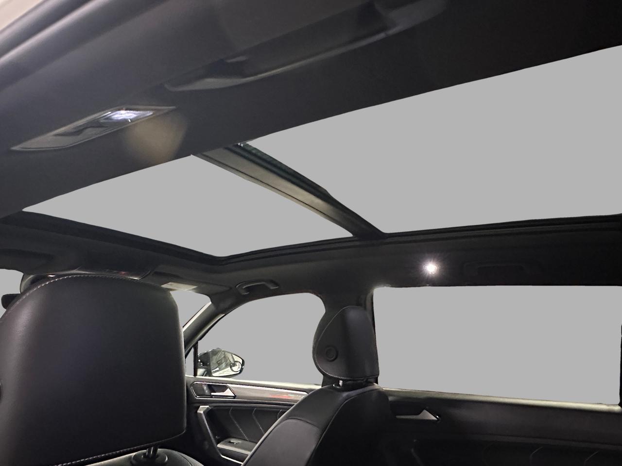 2023 Volkswagen Tiguan Comfortline R-Line Black Edition | Clean Carfax | Photo